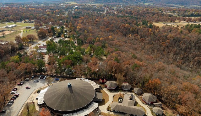 Americana Cabin in Ozark RV Park in Mountain View - Next to Folk Center!