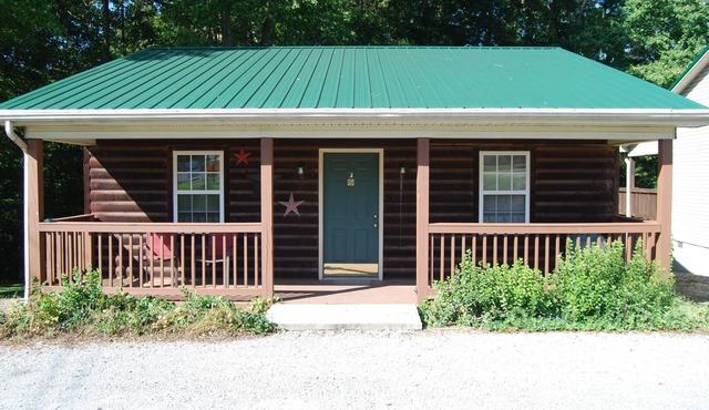 Americana Hot Tub Cabin @ LakePointe Resort - no cleaning fees!