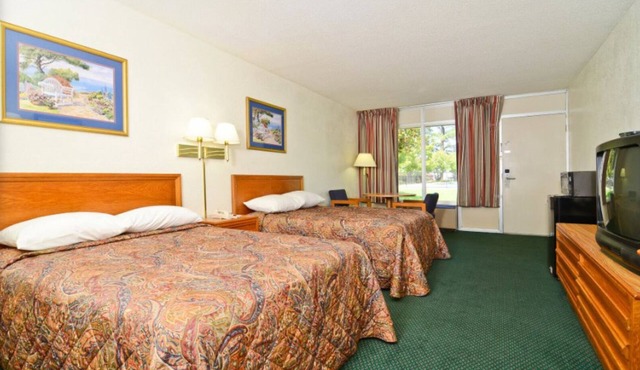 Americas Best Value Inn Wilson - UNIT 9 2 BED GROUND FLOOR