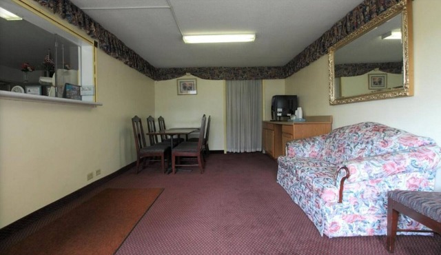 Americas Best Value Inn Wilson UNIT 11 2 BEDS GROUND FLOOR