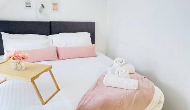 Amethyst - Modern 4 Bedroom 2 Gardens Wi-Fi Sleeps 8