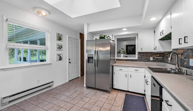 Amherst Oasis: Ideal Location Near Oberlin College & Cedar Point! 3 Beds 2 Bath