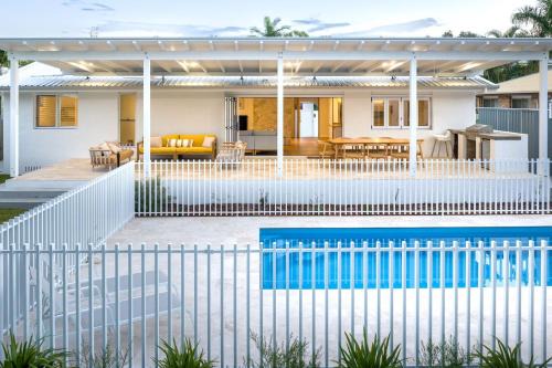 Amira Beach House - air conditioned, pool, walk to beach & cafes