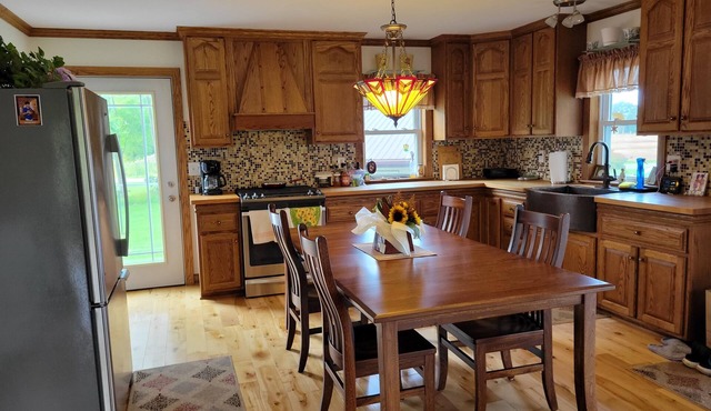 Amish Built 3-bed Farmhouse with high-end Modern upgrades. 5-min to Medina, NY.