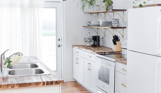 Amish Farmland View Private with a deck facing farmland. Close to attractions.