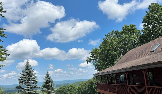 Amish-Made Log Home- 50 Mile View, Hot Tub, Fire-pit, 4 Mi to Gorge!