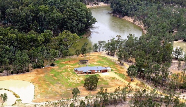Ammia Bend - 6 Bedrooms -Right on the Murray- Sleeps 12 Guests.