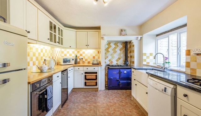 AMMONITE COTTAGE, family friendly, with open fire in Wareham