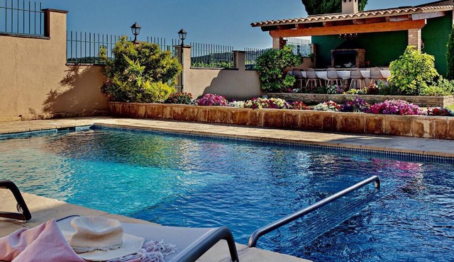 Among vineyards, near Barcelona, private swimming pool, barbecue, garden