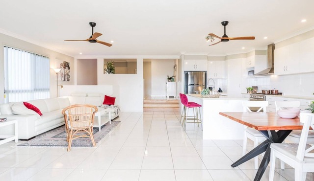 AMORE HOLIDAY HOUSE - Stunning family property capturing sea breezes & ocean views.