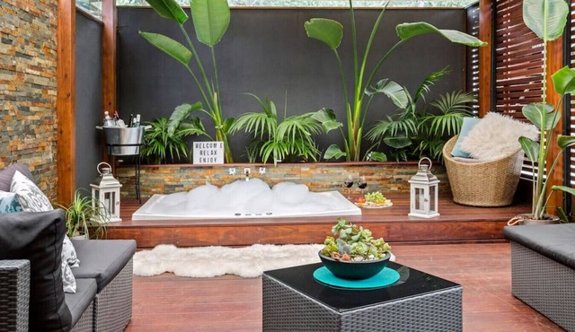 Amore: Tranquil Oasis - Outdoor Spa. 50m to beach.