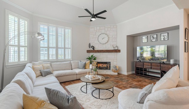 AMPLE 4BR Family Retreat w Big Yard + Summer Kitchen