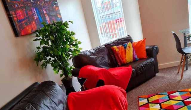 Ample Comforts - 2 bedroom, Cozy Apartment Sleeps 4. Central Warrington. Free Se