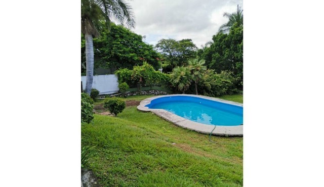 Amplia casa sola, con alberca y amenidades privadas, todos los servicios.