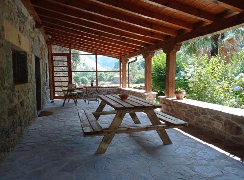 Amplia y cómoda casa de piedra con porche y jardín