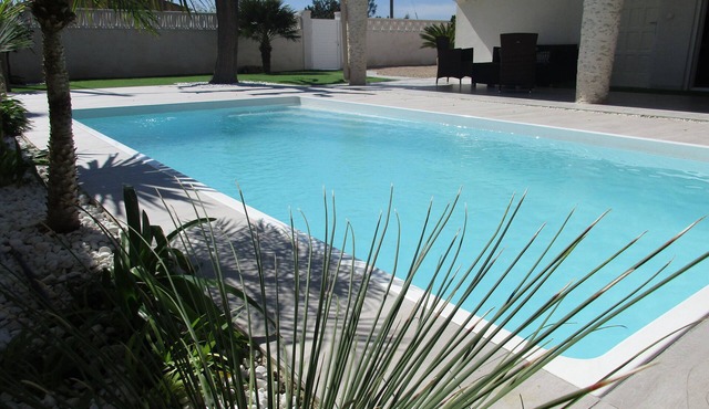 “Ampolla Villa”, 5 min away from the beach, 500 sqm garden, 9 persons