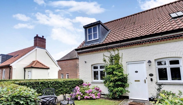 Amrose Cottage - Two Bedroom House, Sleeps 4