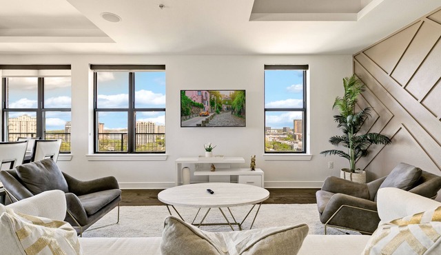 Amyfinehouse Luxury 3BR Penthouse in Uptown Dallas Pool+Private Terrace+Skyline