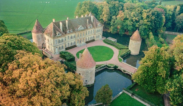AN 18th-CENT HAVEN RESIDING IN ITS OWN ELEGANT BURGUNDIAN SETTING - DORDOGNE