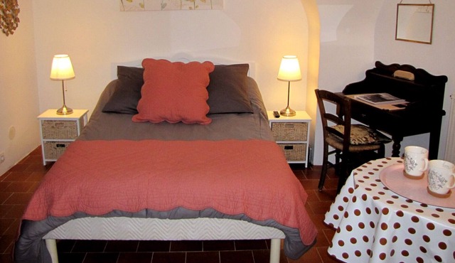 An adorable little independent room very well equipped.