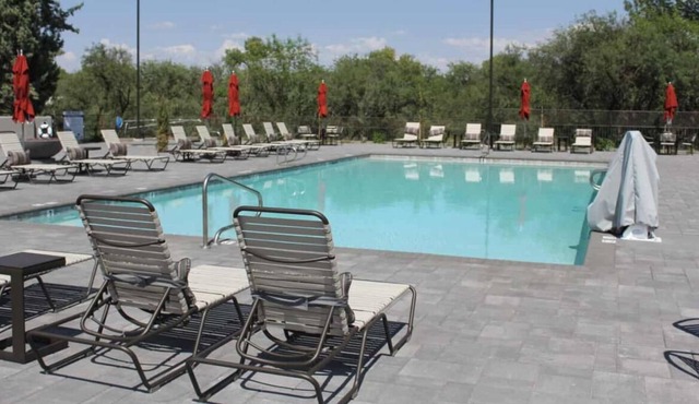 An Adventure Awaits! 2 Classy units, Pets Allowed Near Grand Canyon Tours!