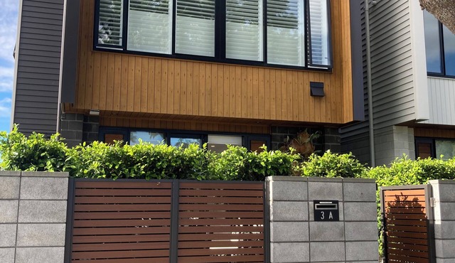 An Ahuriri gem, independent studio away from the busy front row!