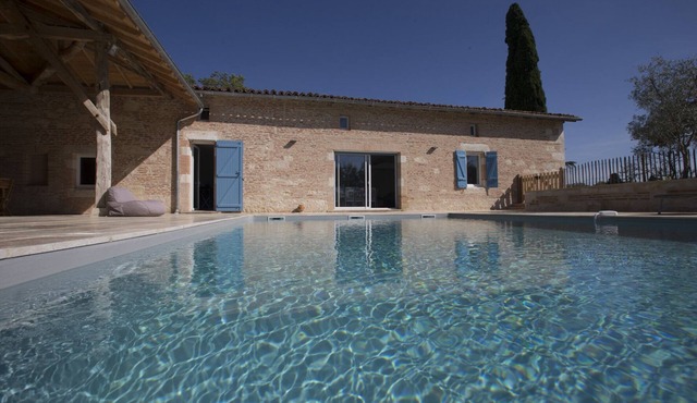 AN AIR OF DETENTE * (4 ears and 4 stars)