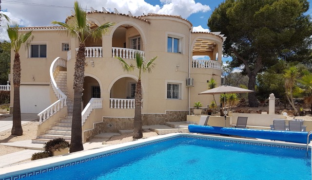 An amazing Villa in Alicante. See our fantastic reductions and discounts.
