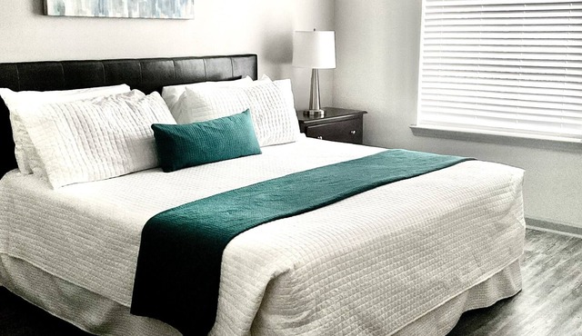 An Amazing 2 bedroom/2 full Bath Unit with Desk -, 15 min