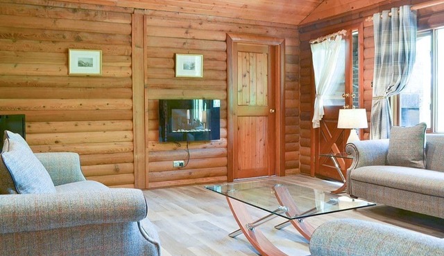 An Amazing Cedar 3 Bedroom Lodge On The Lochside at Portsonachan