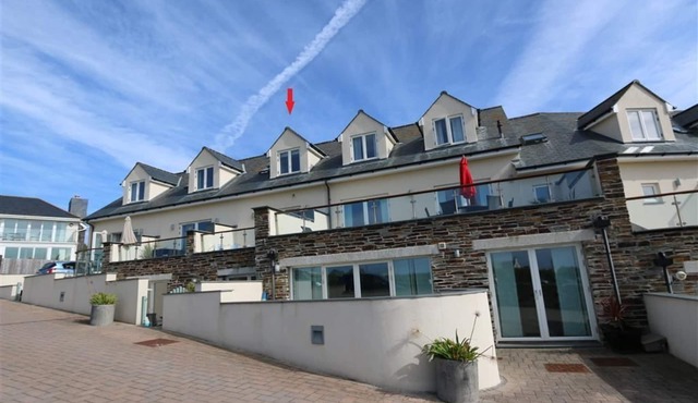 An apartment that sleeps 4 guests in 2 bedrooms