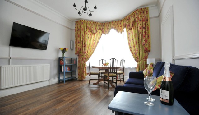 An apartment that sleeps 4 guests in 1 bedroom