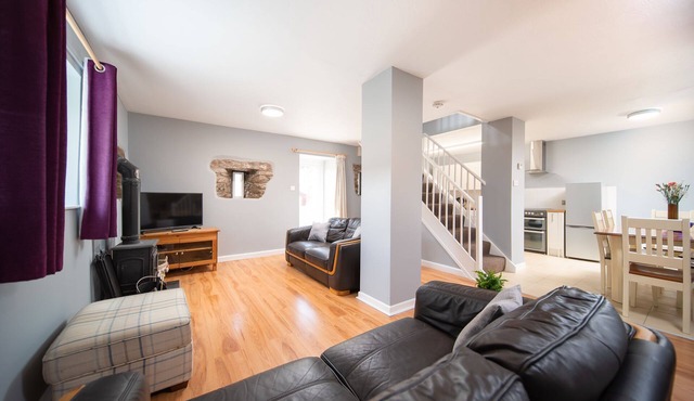 An apartment that sleeps 6 guests in 3 bedrooms