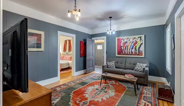 An Artists Roost 4-bedroom house downtown Etown close to the square