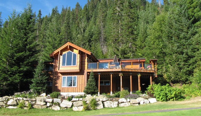 An authentic cedar log cabin with mountain and golf course views!