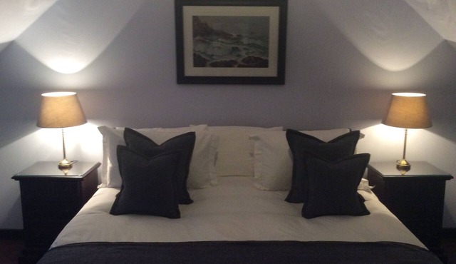 An Cealla-A newly renovated luxury cottage sleeps 2-4 with sauna in Glendale