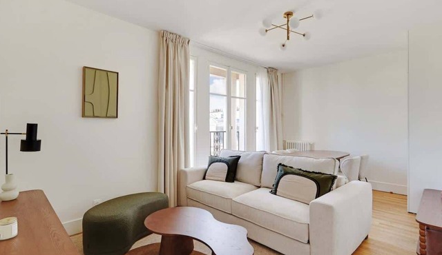 An Elegant 1-BR in St-Michel Notre-Dame