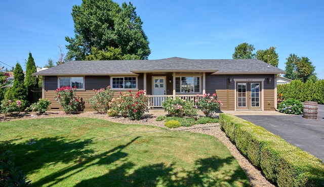 An Entertainment Oasis! Off the I5,Woodburn Outlet Mall & minutes from Safeway.