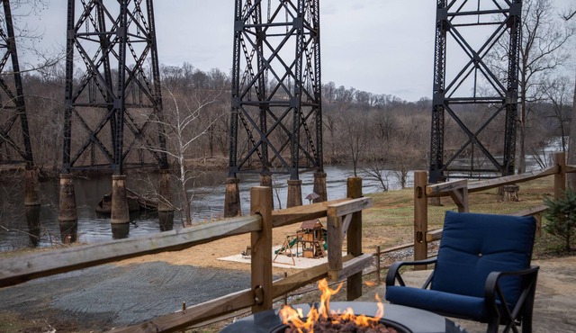 An entire resort to yourself! Riverfront home 5 mins. from Historic Lynchburg.