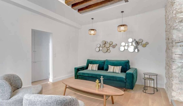 An Exceptional 2-BR/2BA in Le Marais