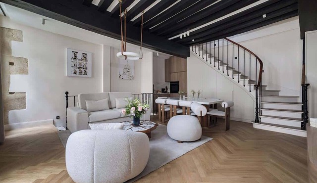 An Exceptional 3-BR/3Ba with Services - Le Marais