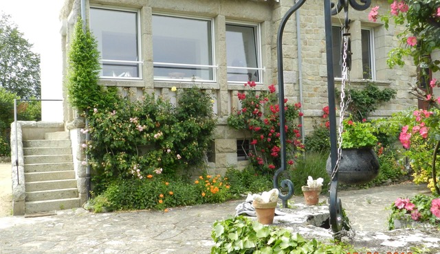 An exceptional spot! Apartment in a charming house, swimming at the bottom of the garden
