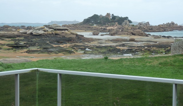 An exceptional view of the sea, white sand beach at 28 m, swimming pool, park,