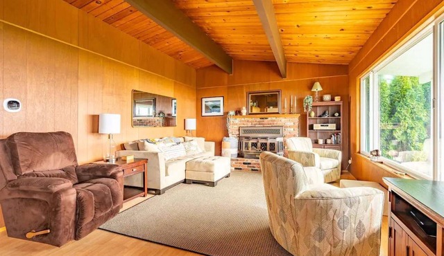 An Exciting Salish Escape w/Waterfront View