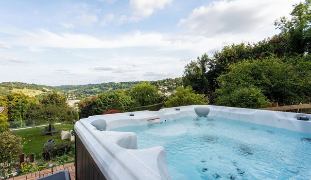 An extraordinary residence boasting 5 bedrooms, located in the charming village of Brimscombe