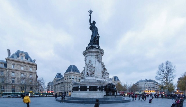 AN IDEAL BLEND OF COMFORT, PARISIAN CHARM-JUST STEPS FROM PLACE DE LA RÉPUBLIQUE