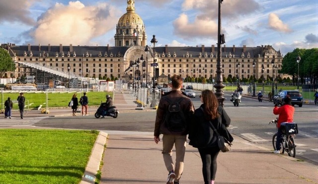 AN IDEAL PARISIAN BASE,WITHIN EASY REACH OF THE EIFFEL, INVALIDES, LE BON MARCHE