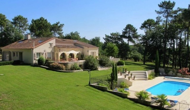 An immaculate family- friendly villa in the Entre-deux-Mers