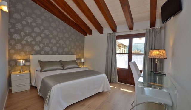 An immaculate apartment in old square of Ainsa