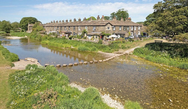 An immaculately presented, 2 bedroom property with river views.